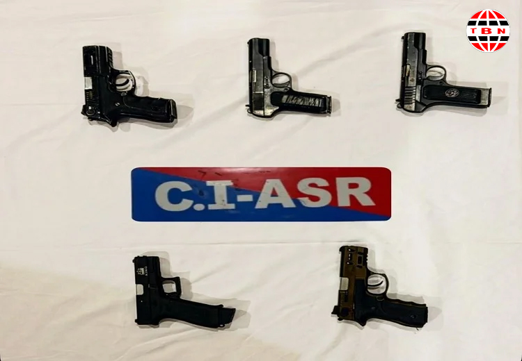 ਸਰਹੱਦ ਪਾਰ ਹਥਿਆਰਾਂ ਦੀ ਤਸਕਰੀ ਕਰਨ ਵਾਲੇ ਗਿਰੋਹ ਨਾਲ ਜੁੜੇ ਵਿਅਕਤੀ ਨੂੰ ਪਿਸਤੌਲਾਂ ਸਮੇਤ ਕੀਤਾ ਗ੍ਰਿਫ਼ਤਾਰ