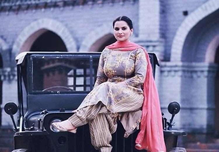 ਸੰਘਣੀ ਧੁੰਦ ਕਾਰਨ ਪੰਜਾਬੀ ਅਦਾਕਾਰਾ ਰਾਜ ਧਾਲੀਵਾਲ ਦੀ ਕਾਰ ਹਾਦਸਾਗ੍ਰਸਤ