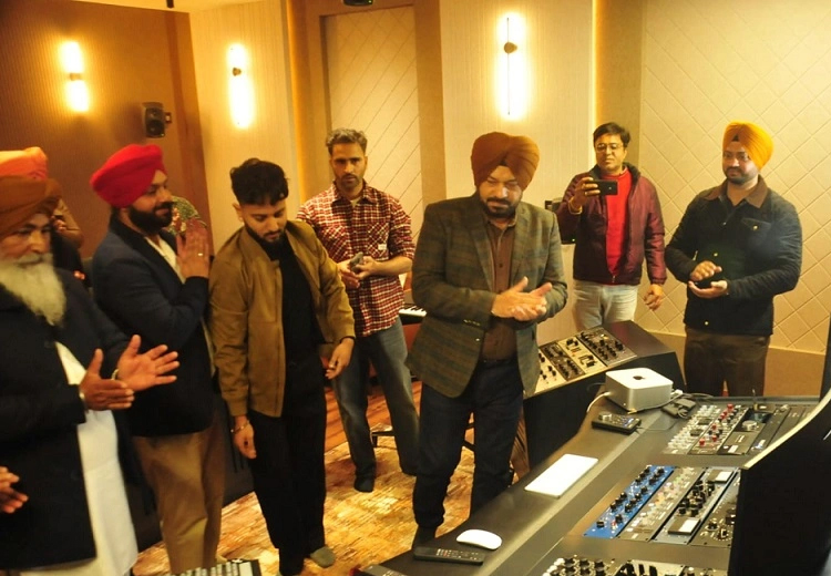 ਮੋਹਾਲੀ ‘ਚ ਸਮਾਰਟਰਜ਼ ਮਿਊਜ਼ਿਕ ਸਟੂਡੀਓ ਦਾ ਉਦਘਾਟਨ, ਕਾਮੇਡੀਅਨ ਗੁਰਪ੍ਰੀਤ ਘੁੱਗੀ ਮੁੱਖ ਮਹਿਮਾਨ ਵਜੋਂ ਹੋਏ ਸ਼ਾਮਲ