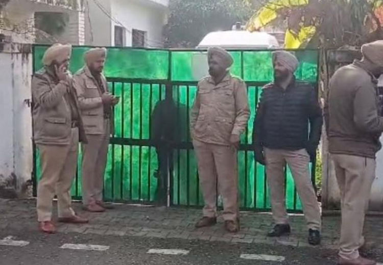 ‘ਆਪ’ ਵਿਧਾਇਕ ਹਰਮੀਤ ਸਿੰਘ ਪਠਾਣਮਾਜਰਾ ਦੀ ਸਰਕਾਰੀ ਕੋਠੀ ਖਾਲੀ ਕਰਵਾਉਣ ਪਹੁੰਚੀ ਪੁਲਿਸ