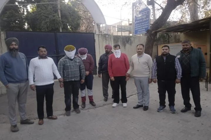 ਵਿਜੀਲੈਂਸ ਬਿਊਰੋ ਨੇ ਦੋ ਸੀਨੀਅਰ ਉਦਯੋਗਿਕ ਤਰੱਕੀ ਅਧਿਕਾਰੀਆਂ ਤੇ ਵਪਾਰ ਸਹਾਇਕ ਨੂੰ ਰਿਸ਼ਵਤ ਲੈਂਦੇ ਕੀਤਾ ਗ੍ਰਿਫ਼ਤਾਰ