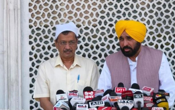 ਸੱਚਖੰਡ ਸ੍ਰੀ ਹਰਿਮੰਦਰ ਸਾਹਿਬ ਵਿਖੇ ਨਤਮਸਤਕ ਹੋਏ ਮੁੱਖ ਮੰਤਰੀ ਭਗਵੰਤ ਮਾਨ ਅਤੇ ਅਰਵਿੰਦ ਕੇਜਰੀਵਾਲ