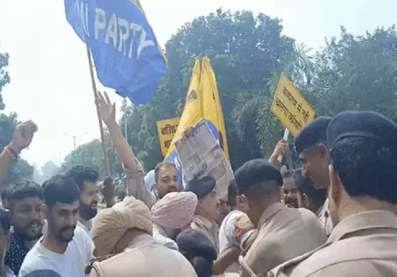 ਨਗਰ ਨਿਗਮ ਦੀ ਮੀਟਿੰਗ ਤੋਂ ਪਹਿਲਾਂ ਆਪ ਦੇ ਆਗੂਆਂ ਤੇ ਵਰਕਰਾਂ ਨੇ ਕੀਤਾ ਪ੍ਰਦਰਸ਼ਨ