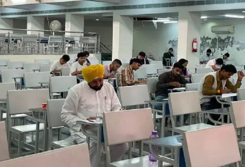 ਸੰਸਦ ਮੈਂਬਰ ਚਰਨਜੀਤ ਸਿੰਘ ਚੰਨੀ ਪ੍ਰੀਖਿਆ ਦੇਣ ਲਈ ਪੰਜਾਬ ਯੂਨੀਵਰਸਿਟੀ ਪਹੁੰਚੇ