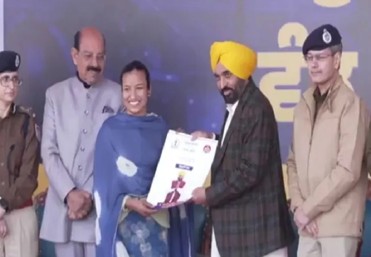 CM ਮਾਨ ਨੇ 1746 ਨਵੇਂ ਭਰਤੀ ਹੋਏ ਨੌਜਵਾਨਾਂ ਤੇ ਔਰਤਾਂ ਨੂੰ ਨਿਯੁਕਤੀ ਪੱਤਰ ਵੰਡੇ