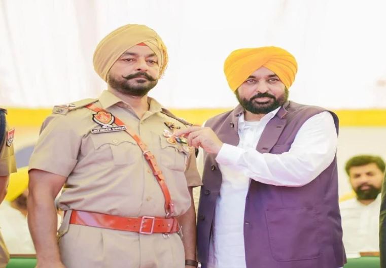 CM ਮਾਨ ਨੇ 29 ਪ੍ਰਮੁੱਖ ਸ਼ਖਸੀਅਤਾਂ ਨੂੰ ਵੱਖ-ਵੱਖ ਖੇਤਰਾਂ ‘ਚ ਵੱਡਮੁੱਲੇ ਯੋਗਦਾਨ ਲਈ ਸਟੇਟ ਅਵਾਰਡਾਂ ਨਾਲ ਸਨਮਾਨਿਤ ਕੀਤਾ